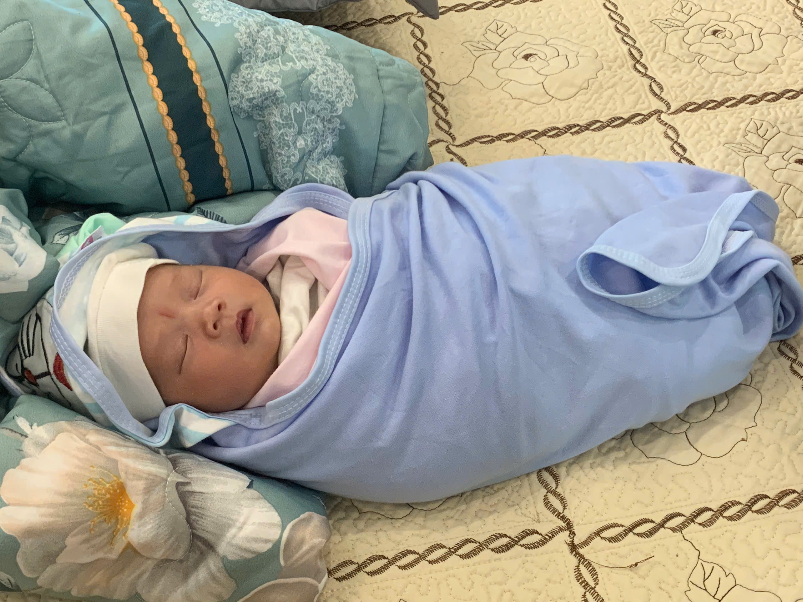PHƯỜNG THÁI BÌNH: PHÁT HIỆN BÉ GÁI SƠ SINH BỊ BỎ RƠI TẠI CỔNG CHÙA